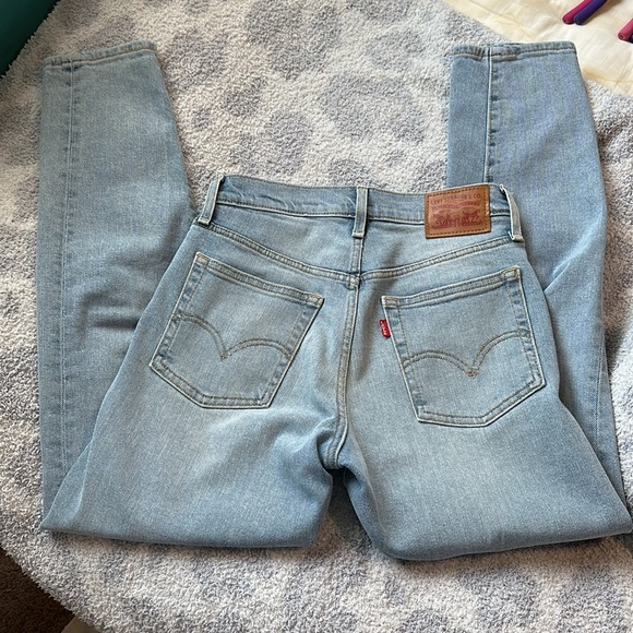 Levi’s - Picture 3 of 5